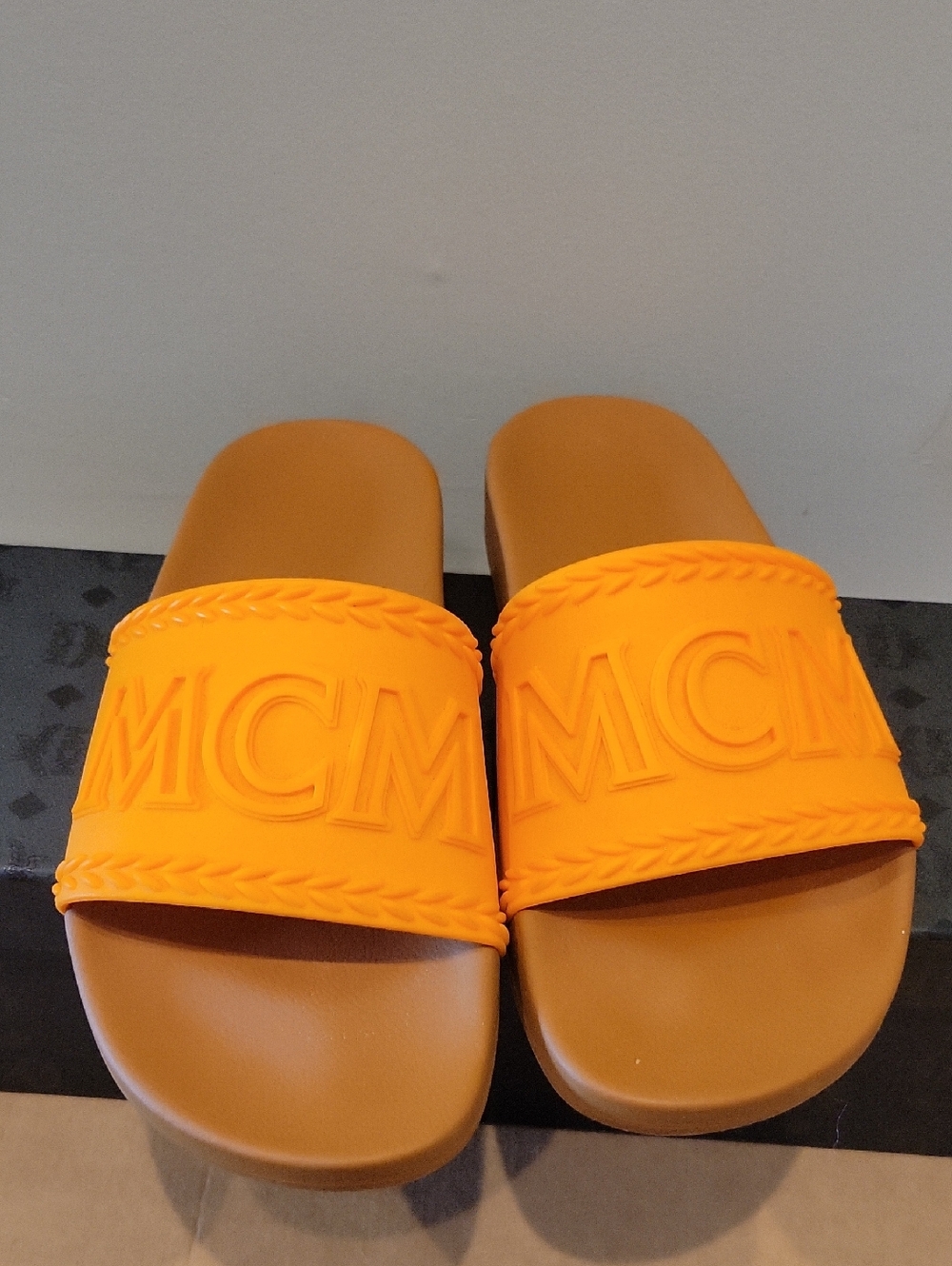 MCM BIG LOGO RUBBER SLIDES